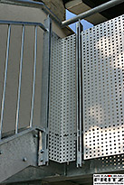 Balkongel�nder, Stahlbalkon mit Treppenabgang, bestehend aus feuerverzinkten Stahlprofilen und einer Gel�nderf�llung aus Aluminium Lochblech mit einer Silber-Eloxierten Oberfl�chenbeschichtung. - (c) by Metallbau Fritz