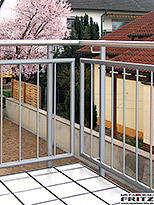 Balkongelnder, Gelnder mit senkrechter Stabfllung. Die Oberflche wurde mit einem Eisenglimmer Dickschichtlack beschichtet. Der Handlauf besteht aus einem Edelstahlrohr, Oberflche geschliffen Korn 240. - (c) by Metallbau Fritz