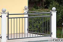 Balkongel�nder, Feuerverzinkt und farbbeschichtet f�r den Au�enbereich mit einem Kugeldekor aus Edelstahl - (c) by Metallbau Fritz