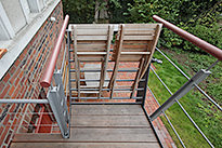 Balkongel�nder, Stahlbalkon mit einer halbgewendelten Stahltreppe aus Stahl und einem Belag aus Holz.  - (c) by Metallbau Fritz
