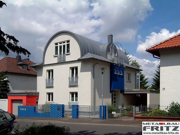 Balkongelnder mit einer feuerverzinkten Lochblechfllung und einem Rankgerst - Balkongelnder 02-01  -  (c) by Metallbau Fritz