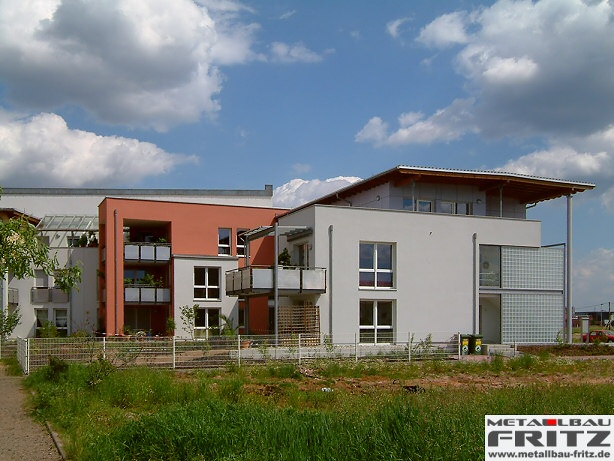 Anbaubalkon mit einer berdachung und einem Balkongelnder mit einer Lochblechfllung - Balkongelnder 03-01  -  (c) by Metallbau Fritz