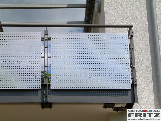 Anbaubalkon mit einer berdachung und einem Balkongelnder mit einer Lochblechfllung - Balkongelnder 03-04  -  (c) by Metallbau Fritz