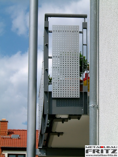 Anbaubalkon mit einer berdachung und einem Balkongelnder mit einer Lochblechfllung - Balkongelnder 03-07  -  (c) by Metallbau Fritz
