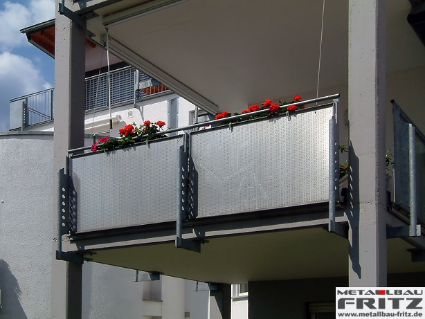 Balkongelnder (Absturzsicherung) mit Lochblechfllung - Balkongelnder 06-04  -  (c) by Metallbau Fritz