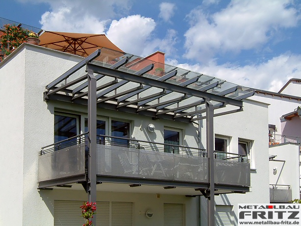 Anbaubalkon mit einer berdachung und einem Balkongelnder mit Lochblech-Einstzen - Balkongelnder 07-01  -  (c) by Metallbau Fritz