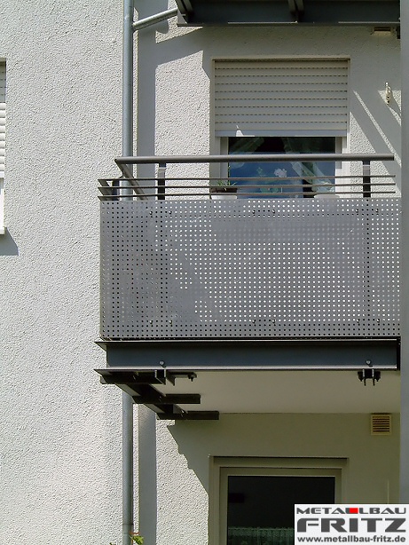 Anbaubalkon mit einer berdachung und einem Balkongelnder mit Lochblech-Einstzen - Balkongelnder 07-04  -  (c) by Metallbau Fritz
