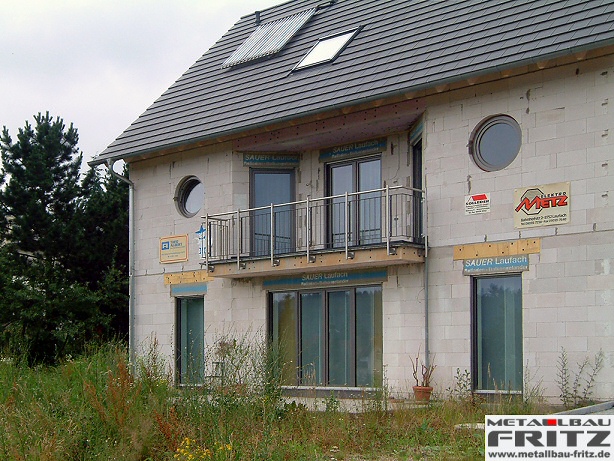 Balkongelnder mit einer Mischung aus Edelstahl, feuerverzinkt und farbbeschichtet - Balkongelnder 08-01  -  (c) by Metallbau Fritz