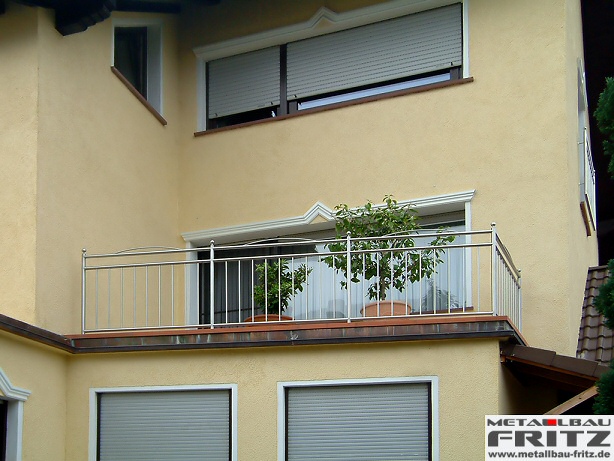 Edelstahl Balkongelnder mit massiven Edelstahlkugeln als Pfostenabschluss und Segmentbgen als gestalterische Elemente auf dem Handlauf - Edelstahl Balkongelnder 09-01  -  (c) by Metallbau Fritz