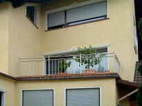 Balkon mit Edelstahl Gel�nder 09 - Edelstahl Balkongel�nder mit massiven Edelstahlkugeln als Pfostenabschluss und Segmentb�gen als gestalterische Elemente auf dem Handlauf