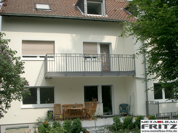 Feuerverzinktes und farbbeschichtetes Balkongelnder mit einer Kreuzborde - Balkongelnder 11-01  -  (c) by Metallbau Fritz