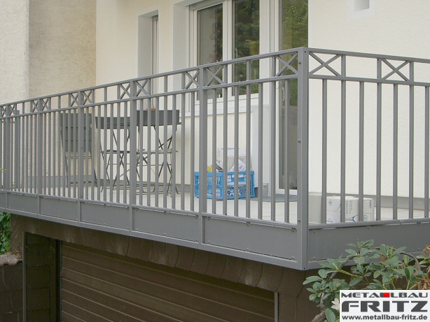 Feuerverzinktes und farbbeschichtetes Balkongelnder mit einer Kreuzborde - Balkongelnder 11-04  -  (c) by Metallbau Fritz