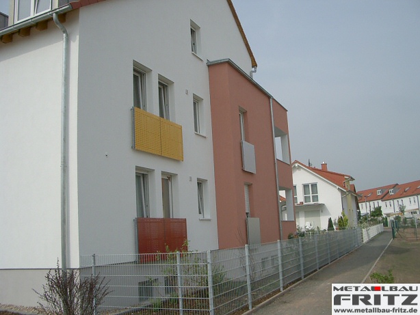 Balkongelnder mit einer Lochblechfllung durch die der Handlauf verdeckt wird - Balkongelnder 12-01  -  (c) by Metallbau Fritz