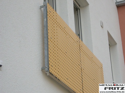 Balkongelnder mit einer Lochblechfllung durch die der Handlauf verdeckt wird - Balkongelnder 12-07  -  (c) by Metallbau Fritz