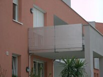 Balkon Gel�nder 12 - Balkongel�nder mit einer Lochblechf�llung durch die der Handlauf verdeckt wird