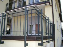 Auengelnder mit einer Kombination aus Edelstahl und feuerverzinktem und farbbeschichtetem Stahl 13-04