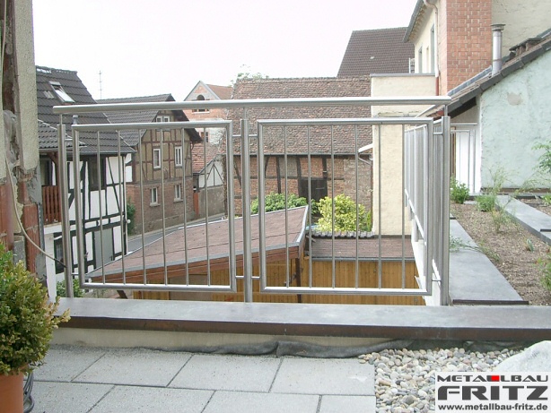 Edelstahlgelnder mit umlaufend eingefassten, senkrechten Fllstben - Edelstahl Balkongelnder 14-04  -  (c) by Metallbau Fritz