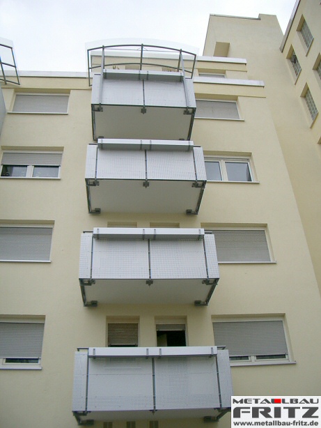Balkonanlage mit einer Fllung aus Lochblech - Balkongelnder 15-04  -  (c) by Metallbau Fritz