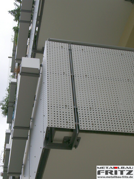 Balkonanlage mit einer Fllung aus Lochblech - Balkongelnder 15-07  -  (c) by Metallbau Fritz