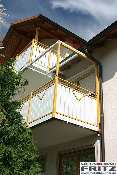 Balkongelnder mit einem Sichtschutz aus Aluminiumlamellen - Balkongelnder 18-04  -  (c) by Metallbau Fritz