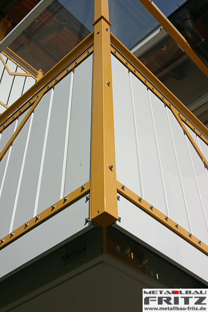 Balkongelnder mit einem Sichtschutz aus Aluminiumlamellen - Balkongelnder 18-07  -  (c) by Metallbau Fritz