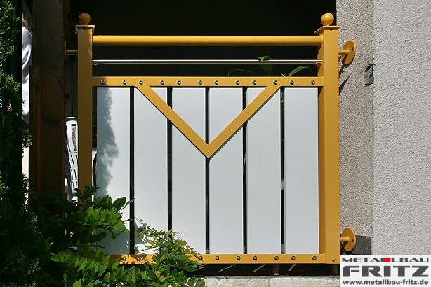 Balkongelnder mit einem Sichtschutz aus Aluminiumlamellen - Balkongelnder 18-13  -  (c) by Metallbau Fritz