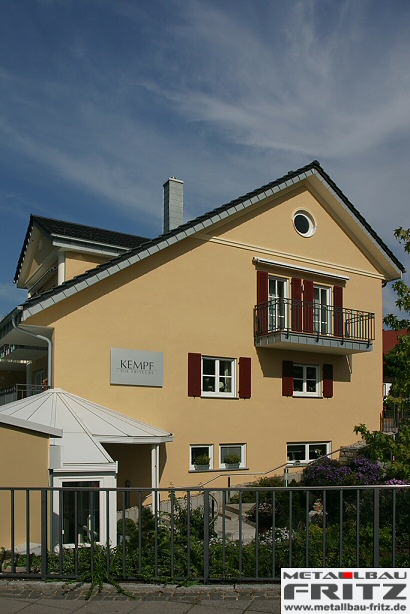 Balkongelnder mit einem Edelstahlhandlauf in Flachform und einer Kreuzborde - Balkongelnder 20-01  -  (c) by Metallbau Fritz