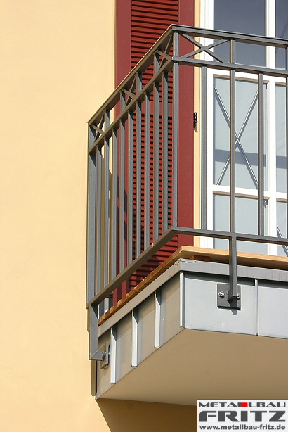 Balkongel�nder mit einem Edelstahlhandlauf in Flachform und einer Kreuzborde - Balkongel�nder 20-04  -  (c) by Metallbau Fritz