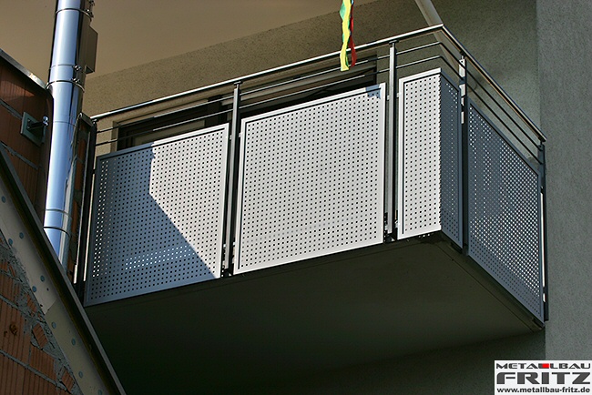 Balkongelnder mit einem Edelstahlhandlauf und einer Fllung aus Lochblech - Balkongelnder 21-07  -  (c) by Metallbau Fritz