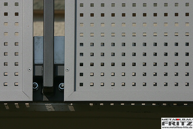 Balkongelnder mit einem Edelstahlhandlauf und einer Fllung aus Lochblech - Balkongelnder 21-10  -  (c) by Metallbau Fritz