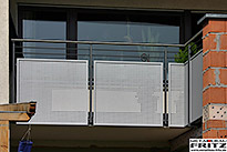 Balkon Gel�nder 21 - Balkongel�nder mit einem Edelstahlhandlauf und einer F�llung aus Lochblech