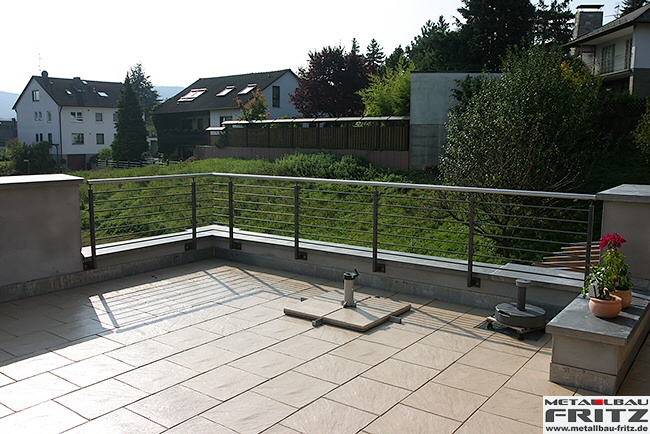 Terrassengel�nder mit einem Edelstahlhandlauf - Balkongel�nder 22-04  -  (c) by Metallbau Fritz