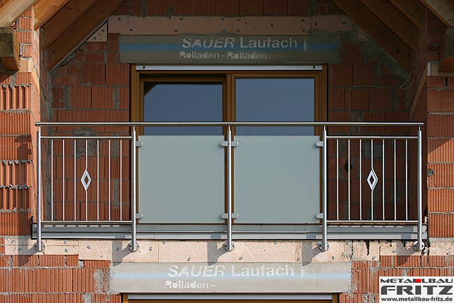 Edelstahl Balkongelnder mit einer Glasfllung - Balkongelnder 23-04  -  (c) by Metallbau Fritz