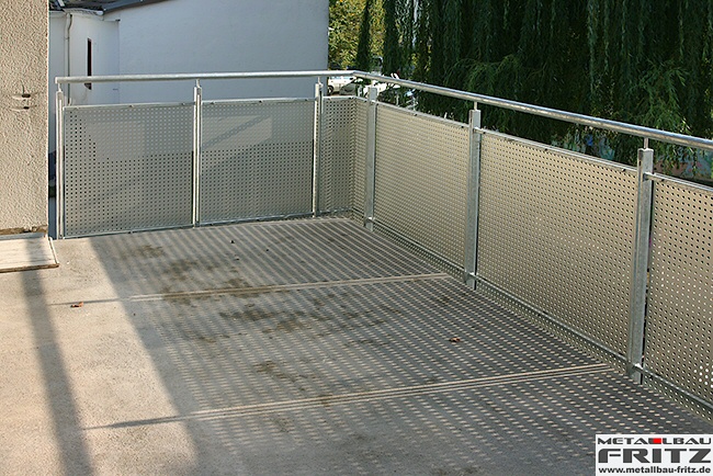 Balkonvergrerung durch einen Anbaubalkon aus Stahl - Balkon / Stahlbalkon 24-16  -  (c) by Metallbau Fritz