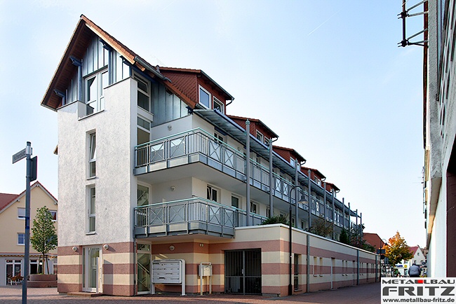 Balkonanlage mit einer berdachung - Balkongelnder 25-01  -  (c) by Metallbau Fritz