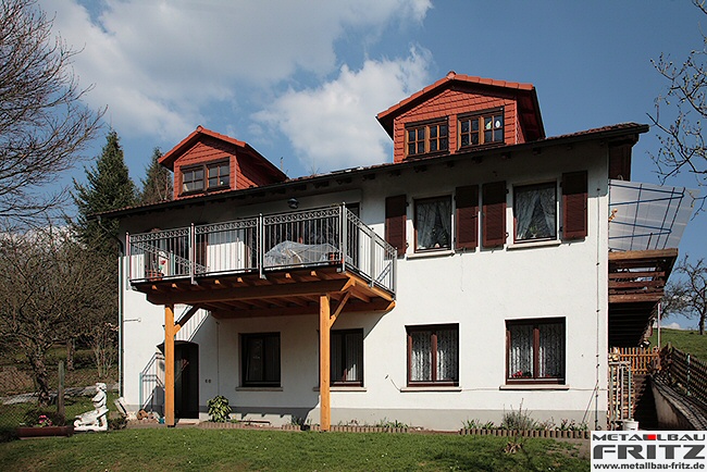 Anbaubalkon aus Holz mit einem Gelnder das feuerverzinkt und farbbeschichtet ist - Balkon / Balkongelnder 28-01  -  (c) by Metallbau Fritz