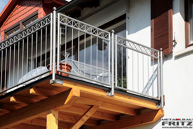 Anbaubalkon aus Holz mit einem Gel�nder das feuerverzinkt und farbbeschichtet ist - Balkon / Balkongel�nder 28-04  -  (c) by Metallbau Fritz