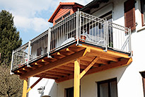 Balkon Gel�nder 28 - Anbaubalkon aus Holz mit einem Gel�nder das feuerverzinkt und farbbeschichtet ist