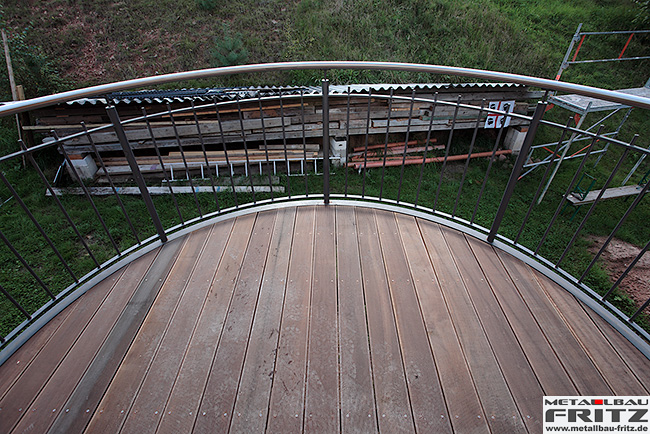 Halbrunder Anbaubalkon mit einem Holzboden und einem Treppenaufgang - Anbaubalkon / Balkongel�nder 29-10  -  (c) by Metallbau Fritz