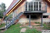 Halbrunder Anbaubalkon mit einem Holzboden und einem Treppenaufgang 29-01