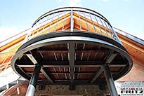 Halbrunder Anbaubalkon mit einem Holzboden und einem Treppenaufgang 29-07