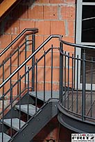 Halbrunder Anbaubalkon mit einem Holzboden und einem Treppenaufgang 29-16