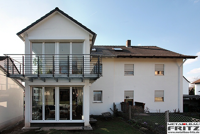 Stahlbalkon mit einer Gelnderfllung aus horizontalen Fllstben und einem Boden aus Gitterrost - Balkongelnder mit Edelstahl Handlauf 30-01  -  (c) by Metallbau Fritz