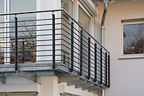 Balkon Gel�nder 30 - Stahlbalkon mit einer Gel�nderf�llung aus horizontalen F�llst�ben und einem Boden aus Gitterrost
