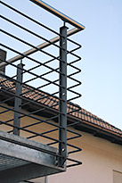 Stahlbalkon mit einer Gel�nderf�llung aus horizontalen F�llst�ben und einem Boden aus Gitterrost 30-07