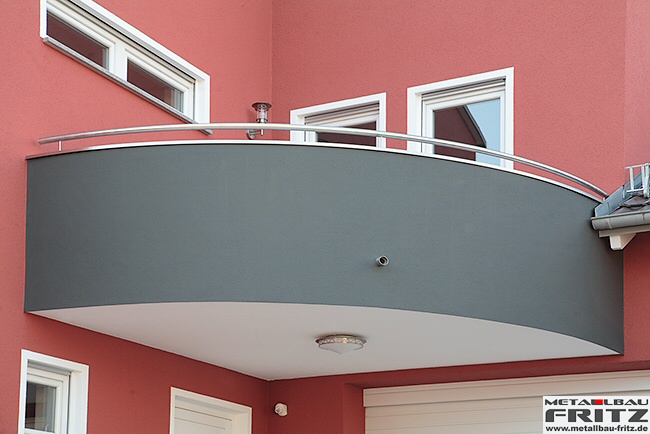 Blechabdeckung aus Edelstahl mit einem darber liegenden Handlauf - Balkongelnder 31-01  -  (c) by Metallbau Fritz