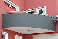 Balkon Gel�nder 31 - Blechabdeckung aus Edelstahl mit einem dar�ber liegenden Handlauf