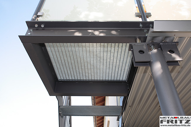 Anbaubalkon mit einer Gelnderfllung aus mattiertem Glas und einem Treppenabgang - Anbaubalkon / Balkongelnder 34-13  -  (c) by Metallbau Fritz