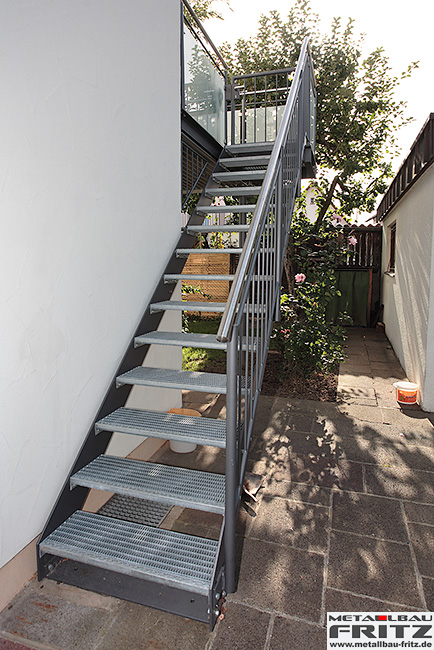 Anbaubalkon mit einer Gelnderfllung aus mattiertem Glas und einem Treppenabgang - Anbaubalkon / Balkongelnder 34-16  -  (c) by Metallbau Fritz