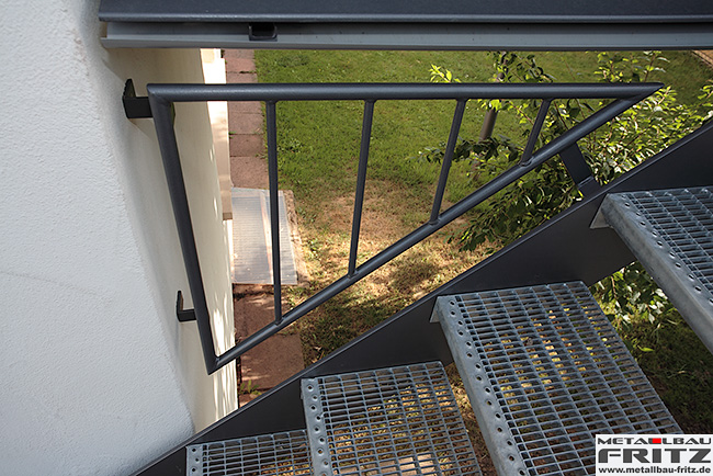 Anbaubalkon mit einer Gelnderfllung aus mattiertem Glas und einem Treppenabgang - Anbaubalkon / Balkongelnder 34-19  -  (c) by Metallbau Fritz